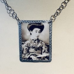 Icon Jewelry - Halskjede med Geisha-motiv
