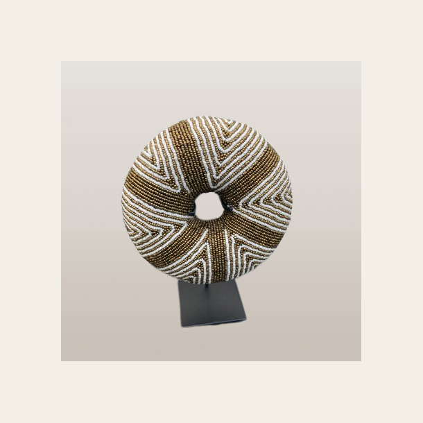 Tikar-ring - perler i gull og hvitt